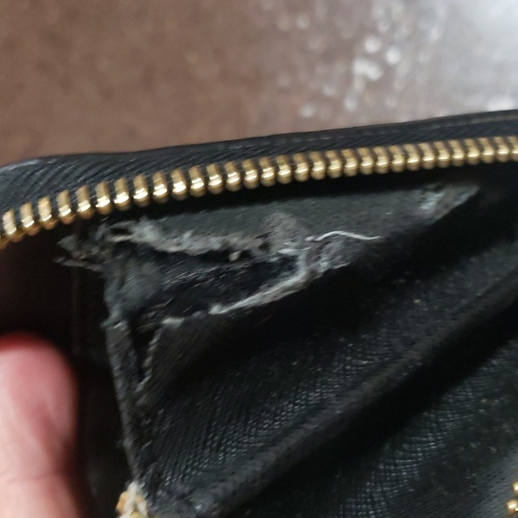 MICHAEL KORS Jet Set Zip Around Wristlet Wallet in Patent Black. - Picture 7 of 8